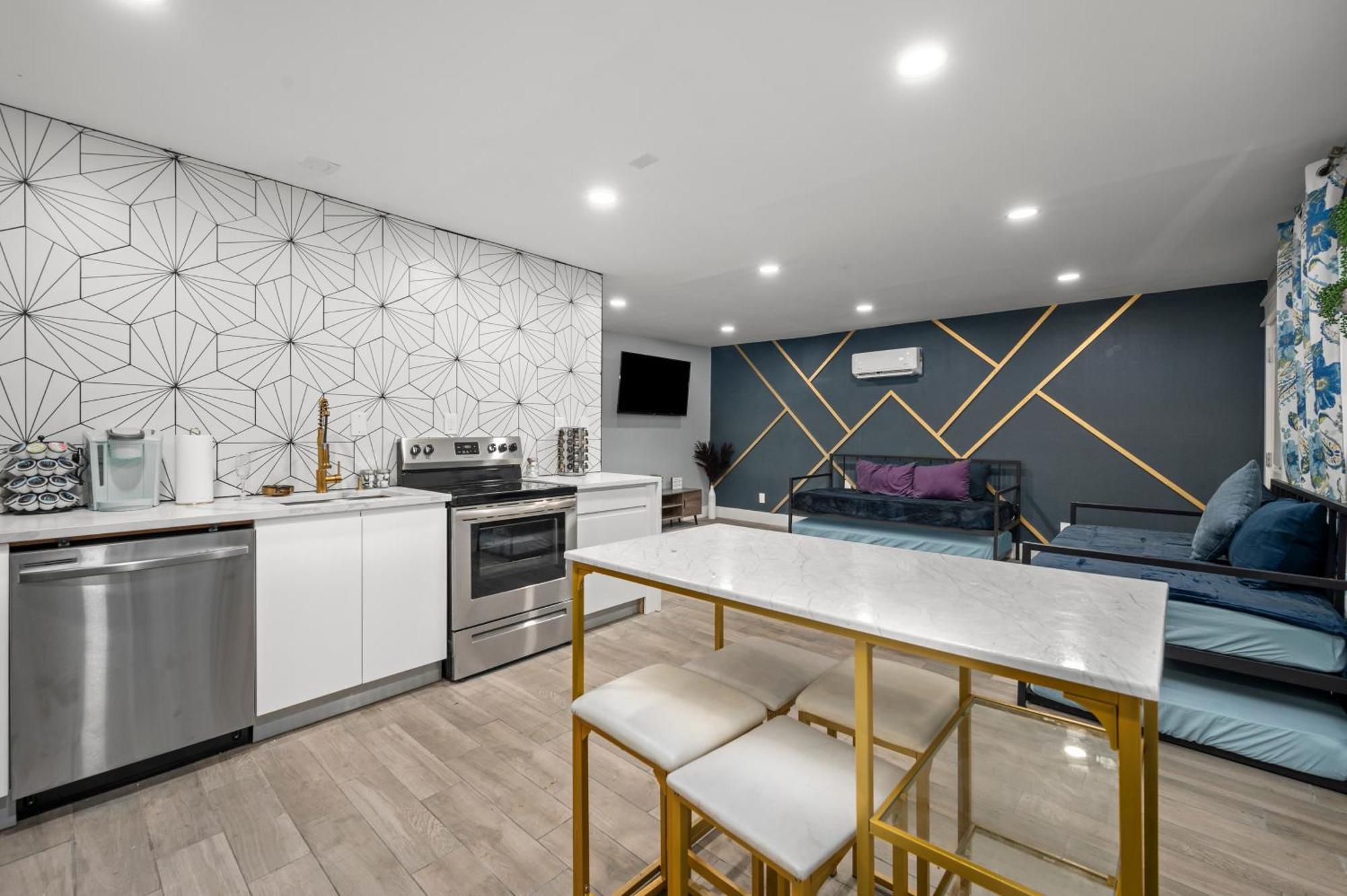 Comfortable 2br Uptown Escape With Free Park * Houston