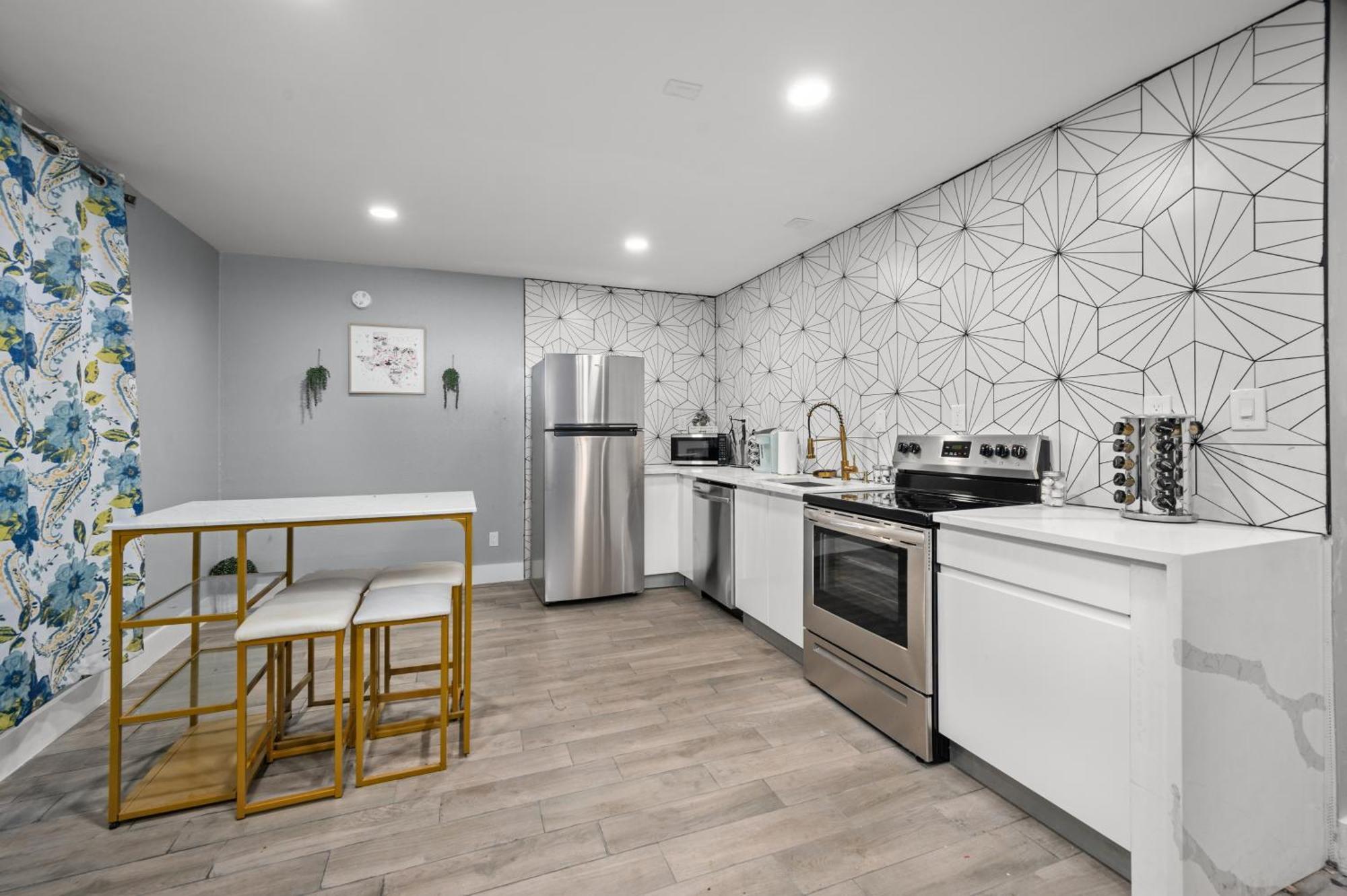 Comfortable 2br Uptown Escape With Free Park Houston